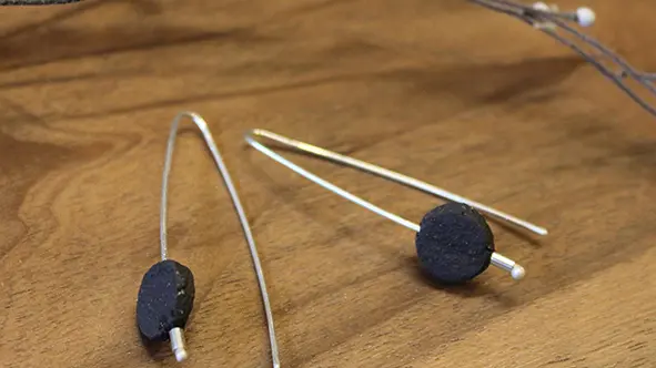 Delphine Iskandar - boucles d'oreilles grès noir et argent