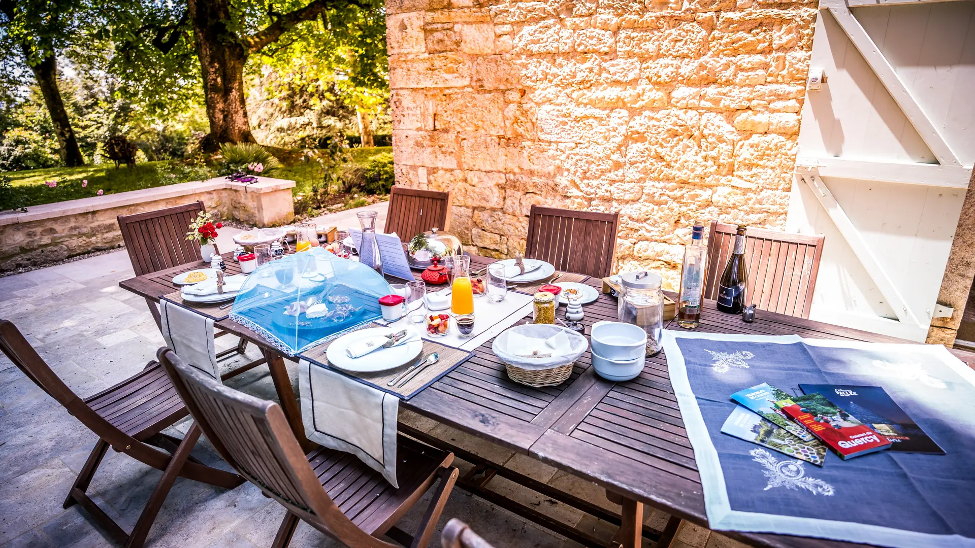 Petit Déjeuner sur la terrasse