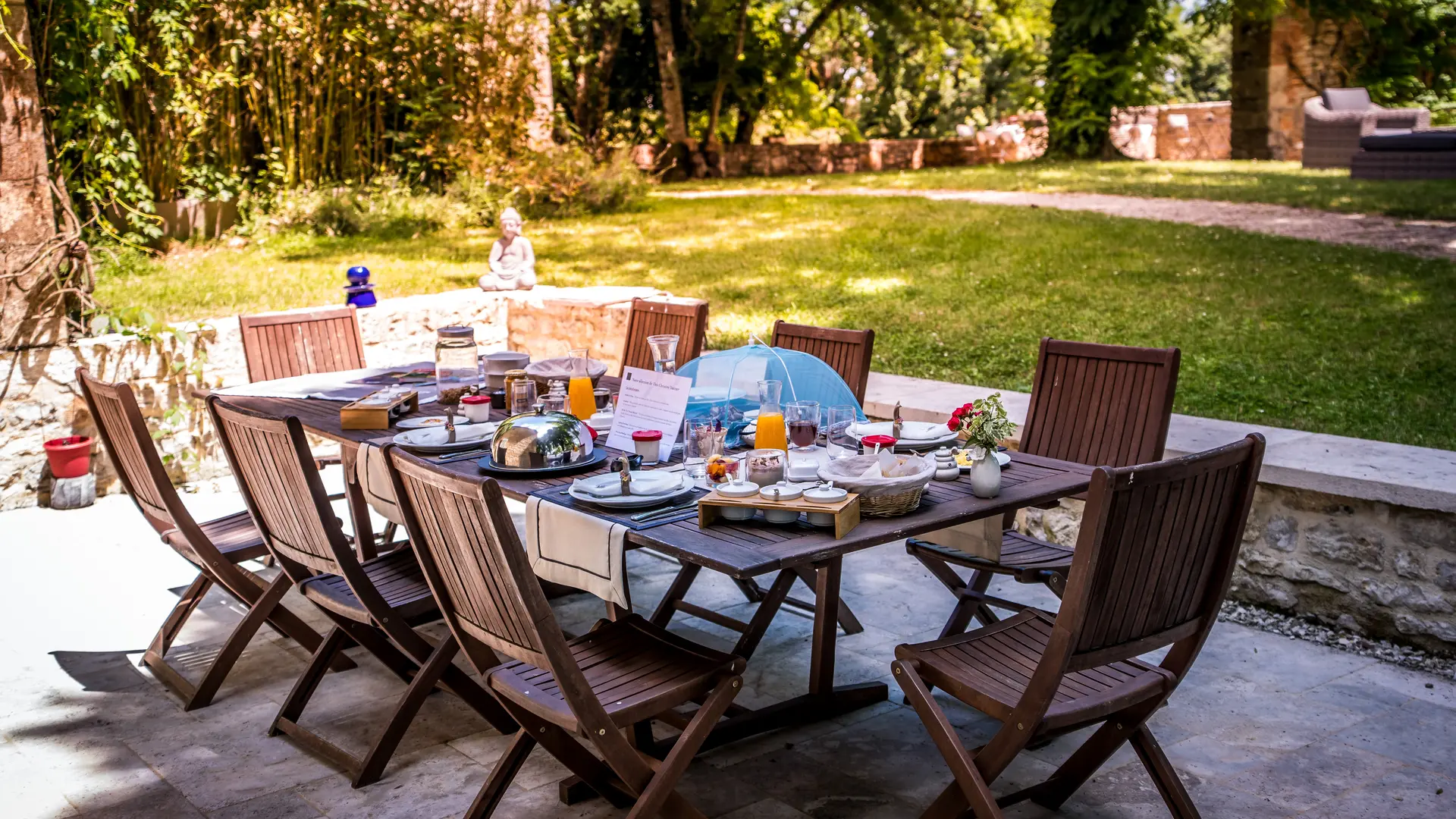 Le petit déjeuner sur la terrasse