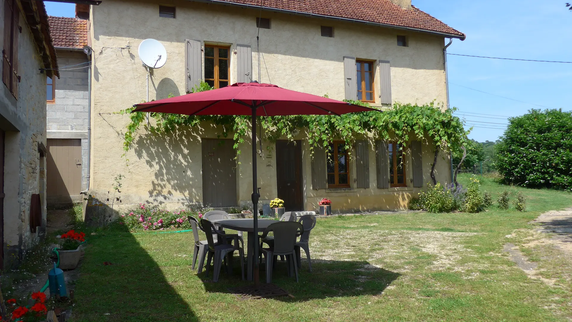 vue sur la maison + cour