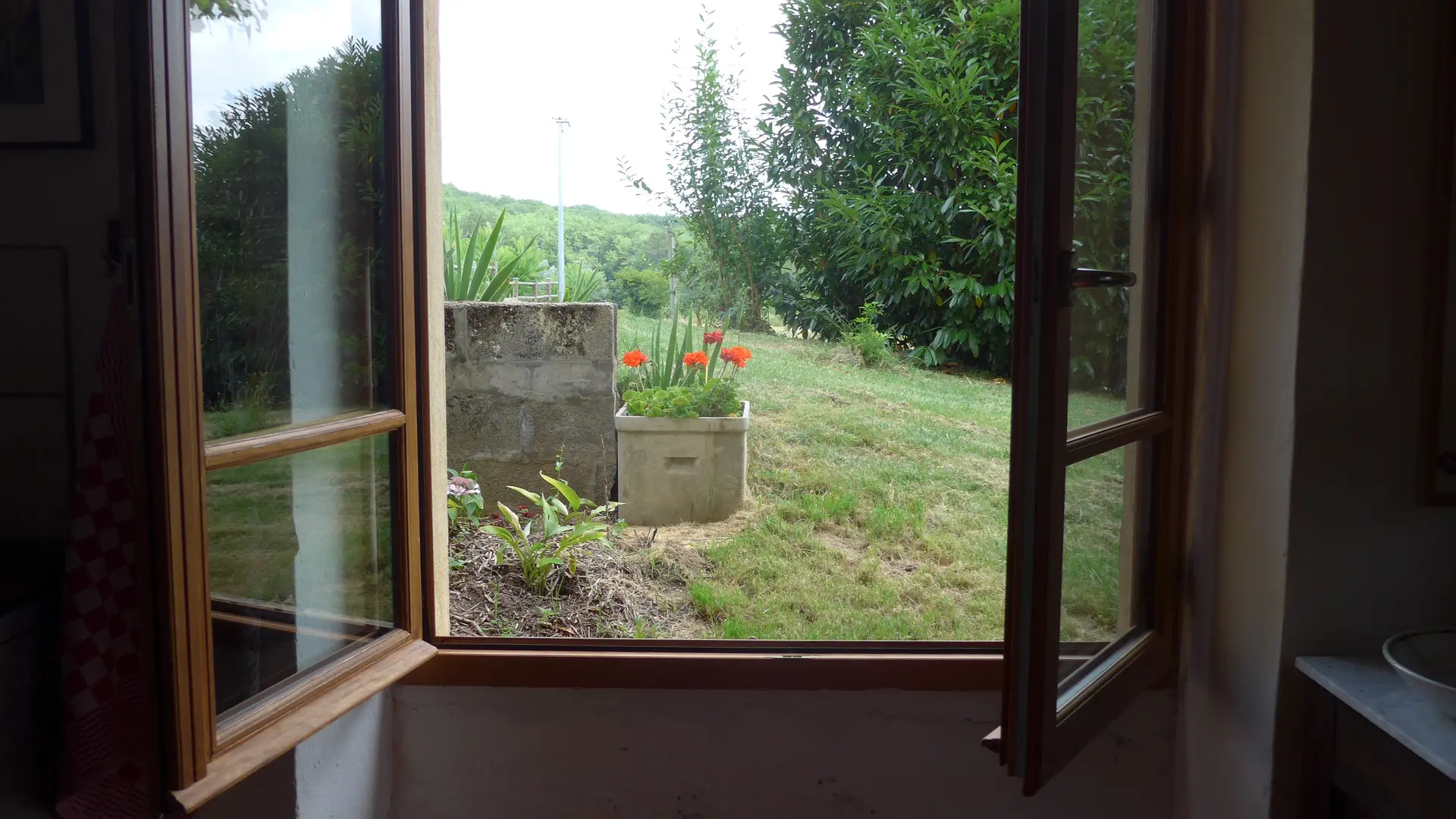 vue de la pièce à vivre sur le jardin