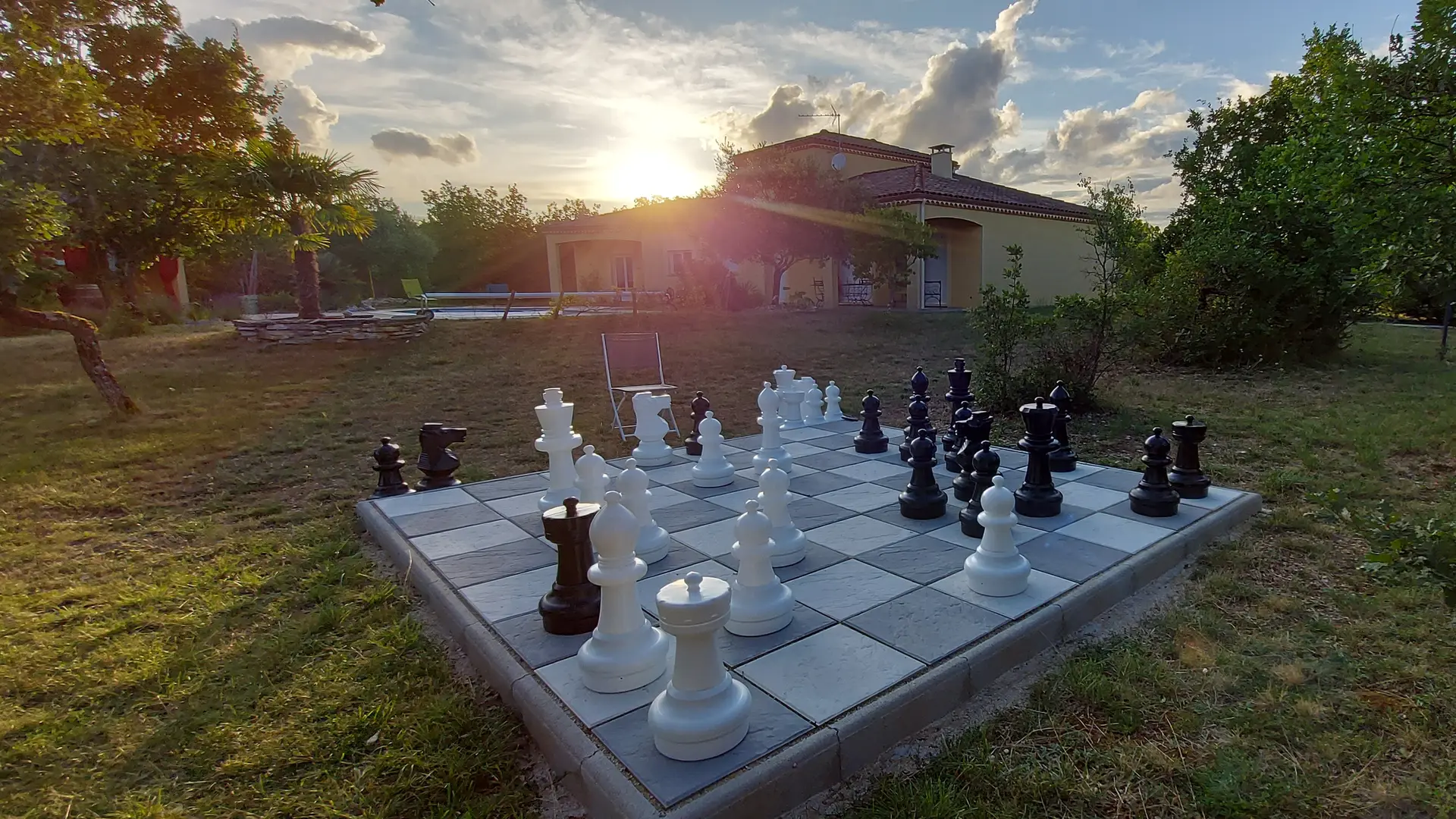 LOTcitane jeux échiquier géant jardin soir