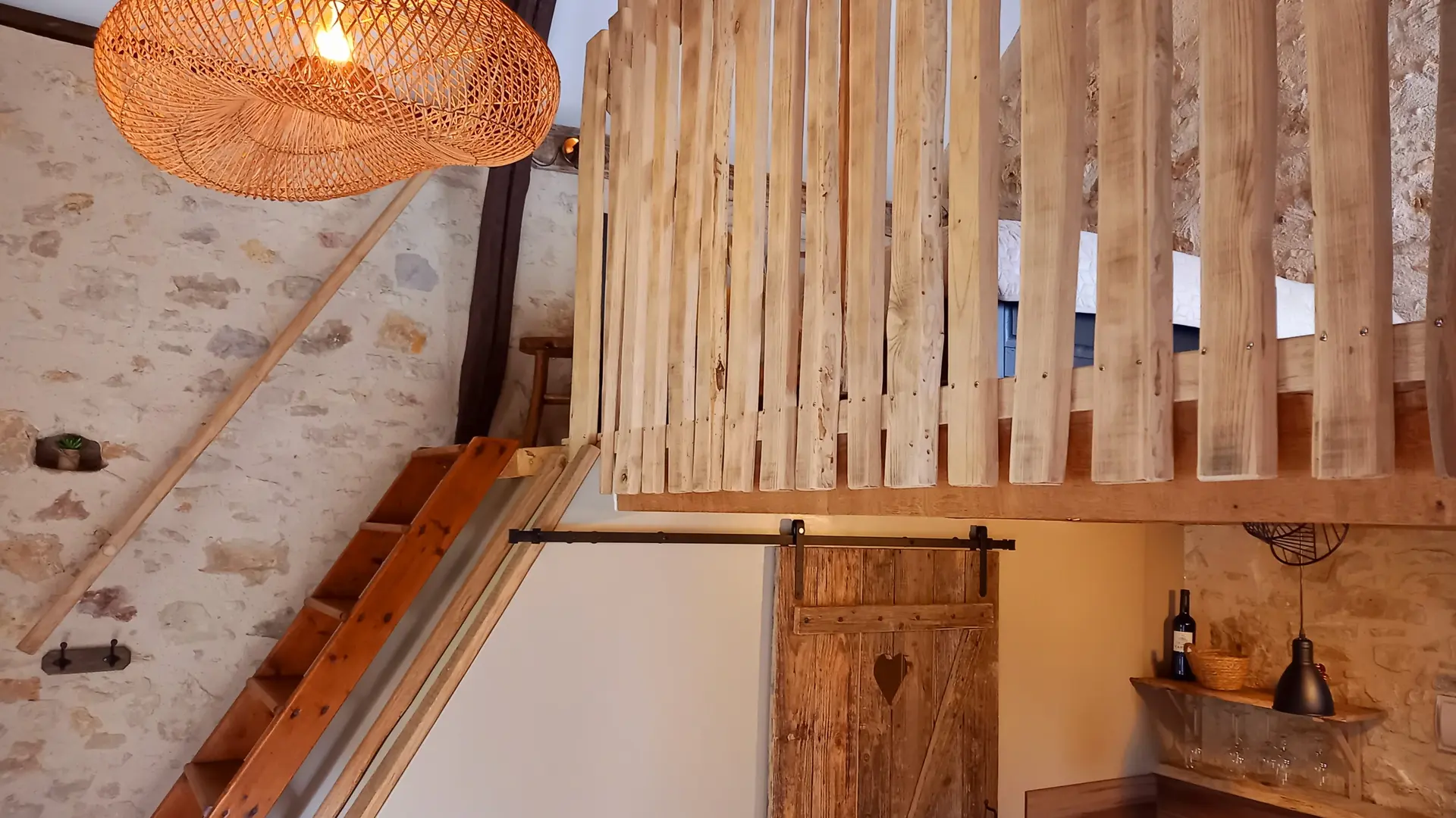 Escalier à la chambre en mezzanine du Gîte La Petite Bergerie