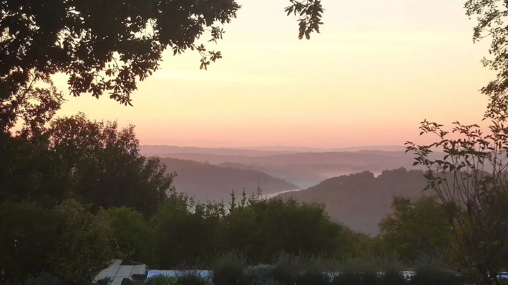 La vallée du Célé le matin, vue des Roches (au 1er plan - la piscine)