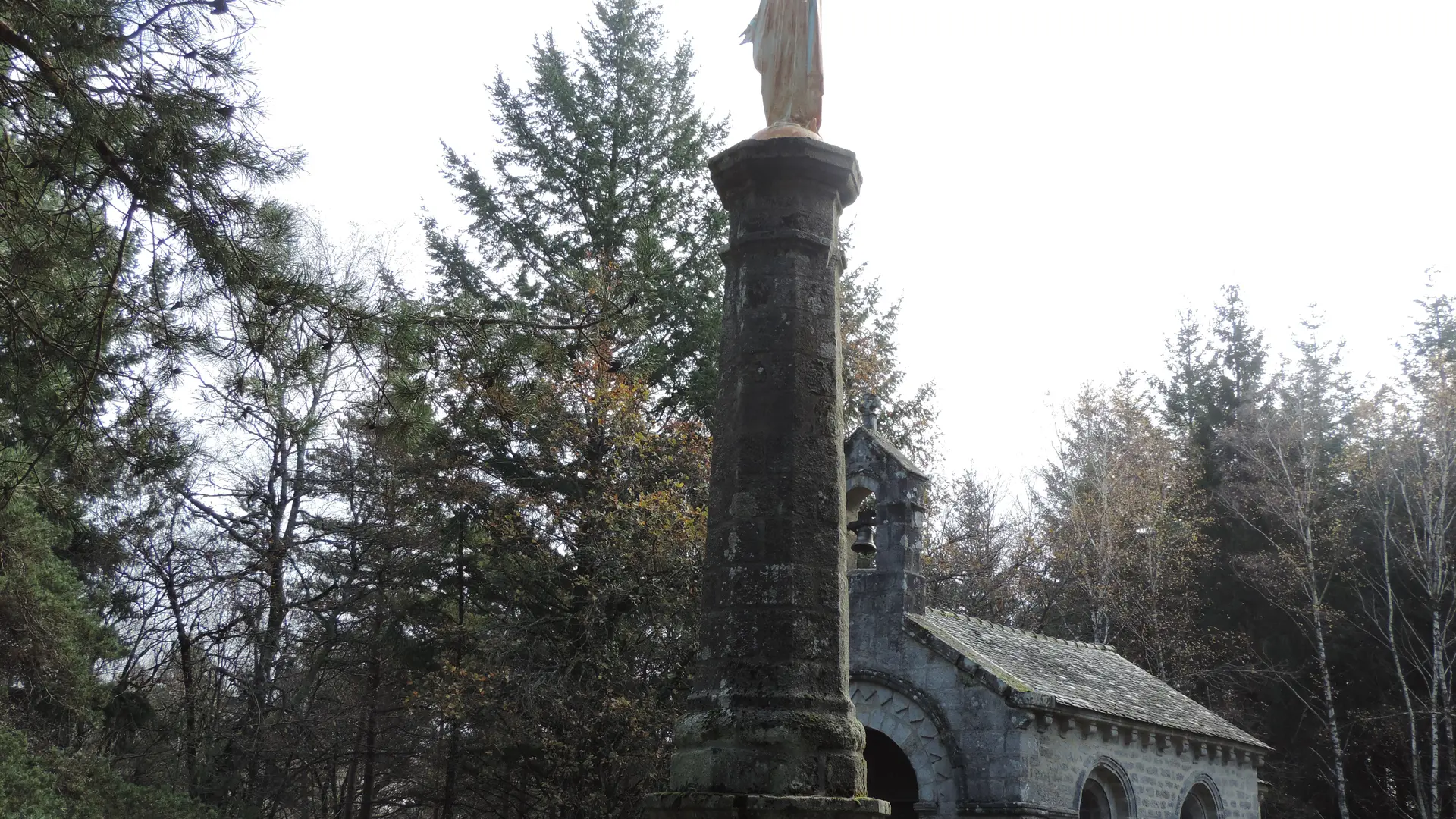 La Vierge sur sa colonne