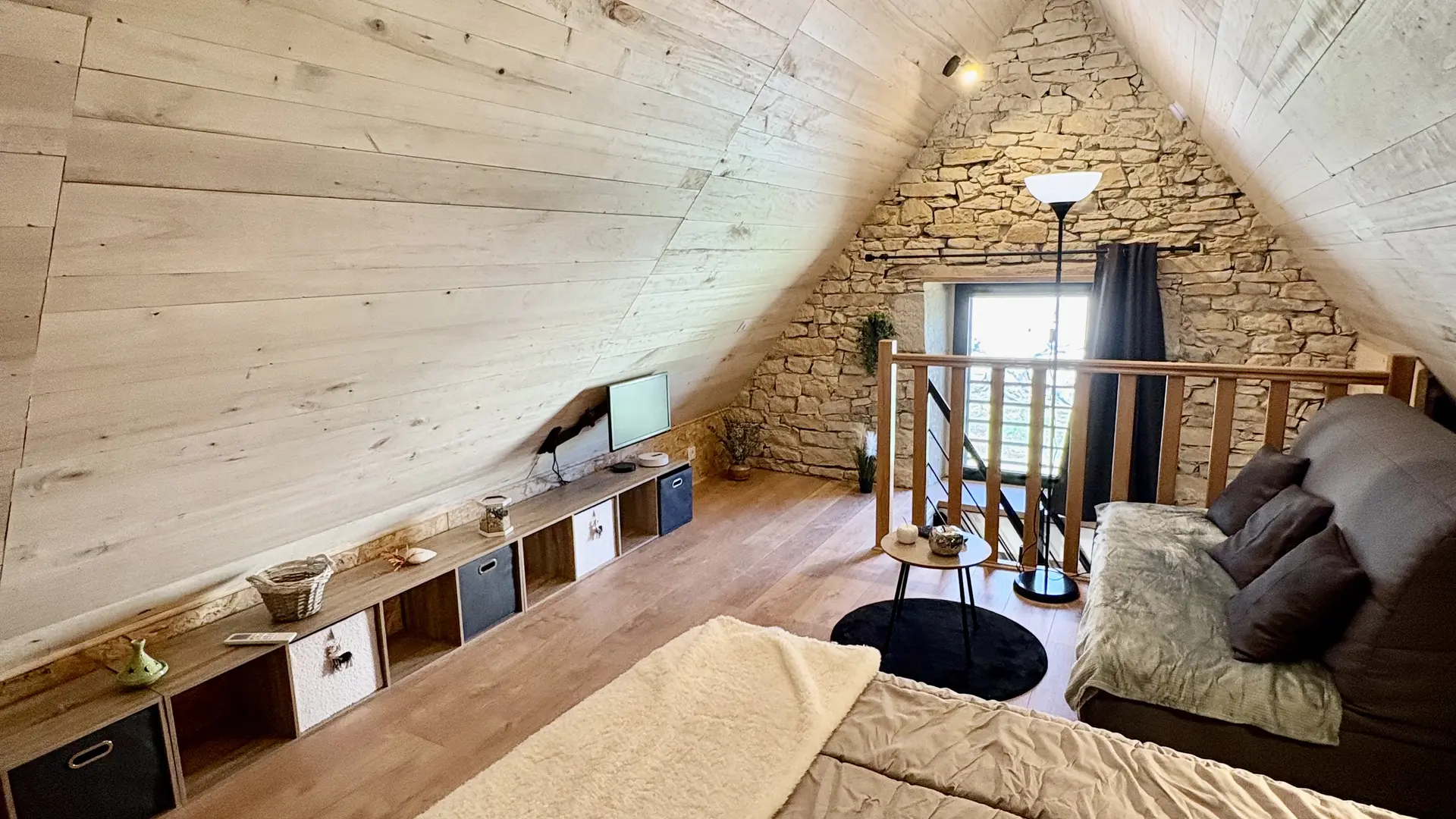 La chambre au 1er étage avec un lit de 160, un canapé BZ et la télévision