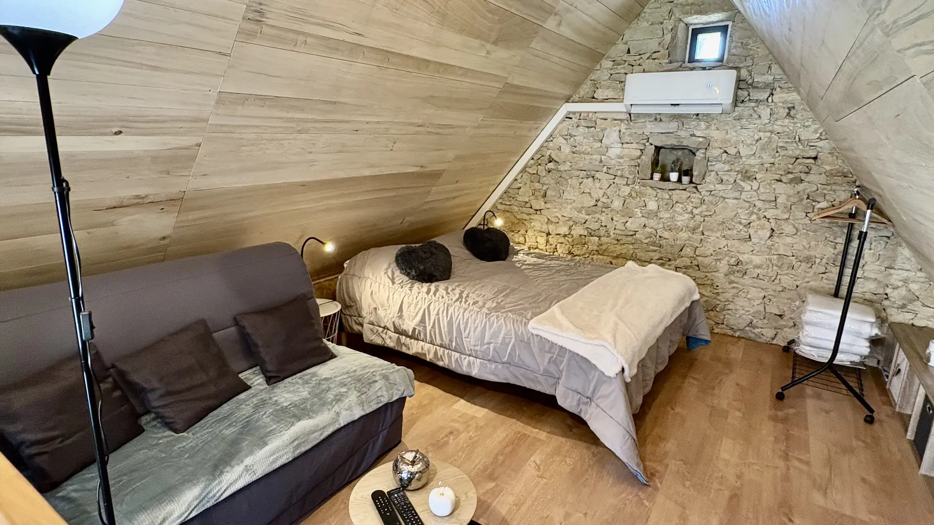 La chambre au 1er étage avec un lit de 160, un canapé BZ et la télévision