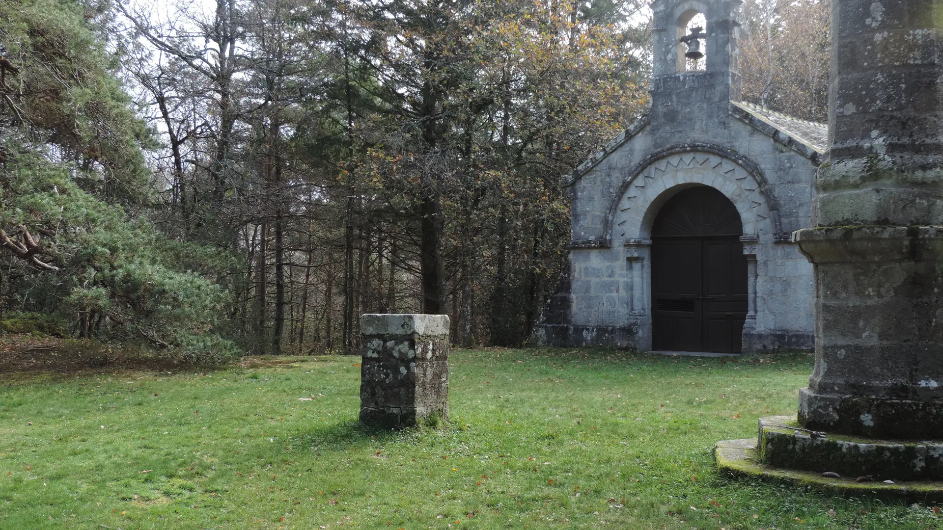 La chapelle et le socle matérialisant le méridien de Paris