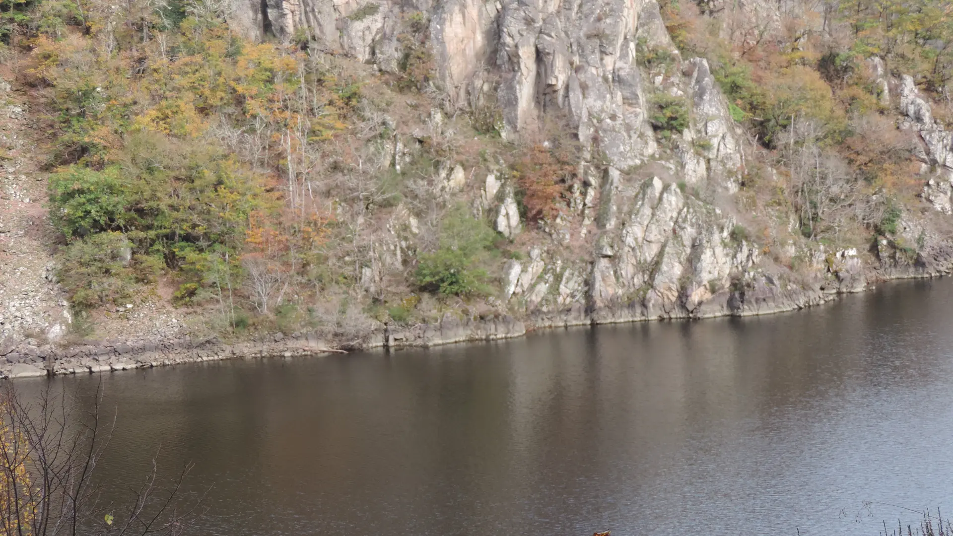 La falaise tombe dans la Dordogne