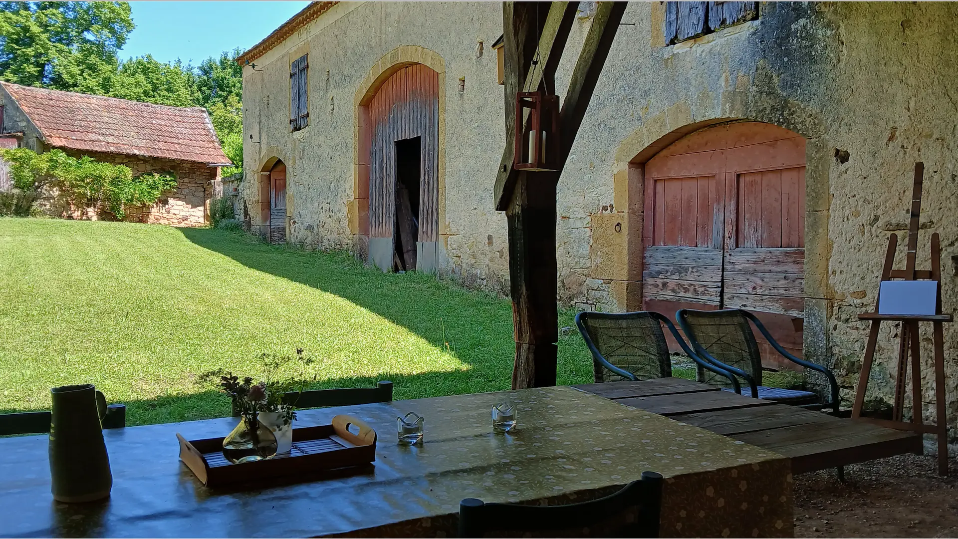 La grange vue depuis le porche du gîte