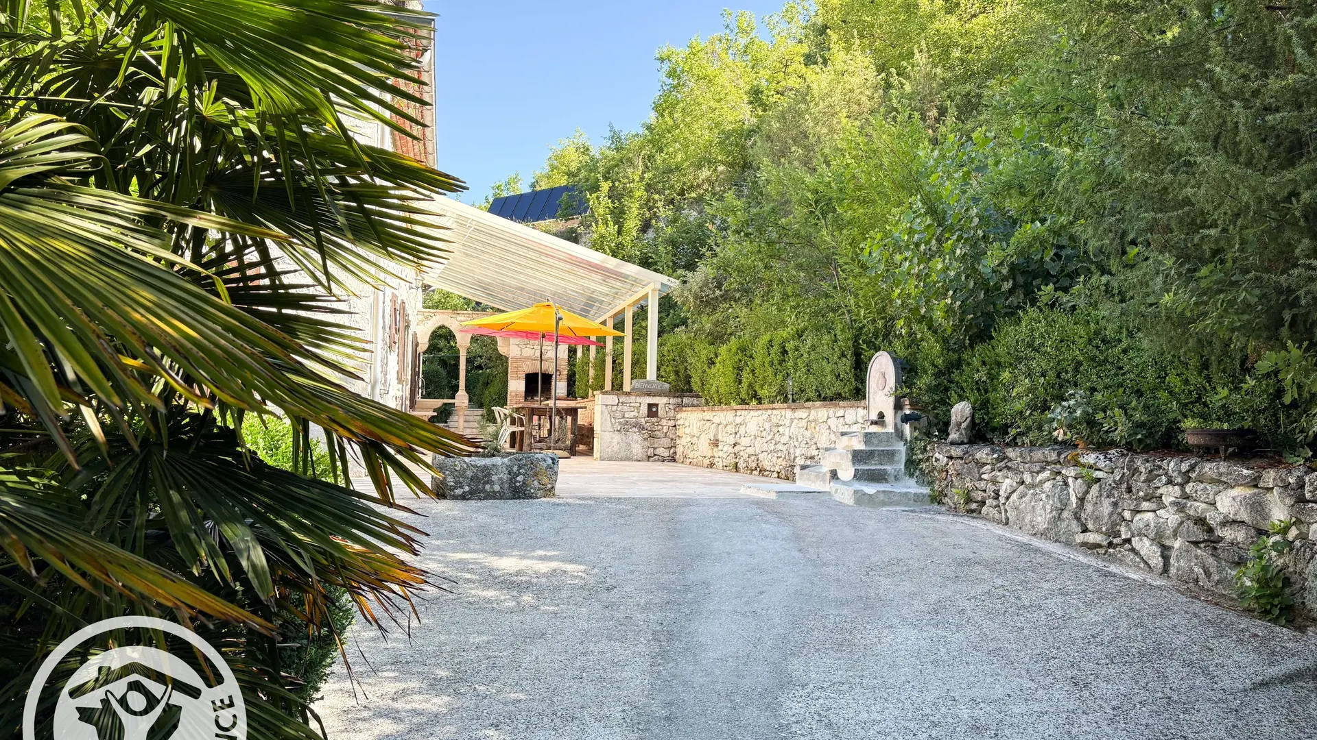 La grande terrasse en travertin
