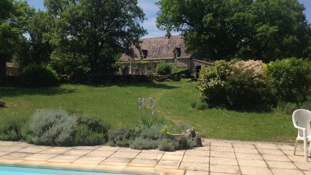 La maison du domaine des Roches, vue de la piscine