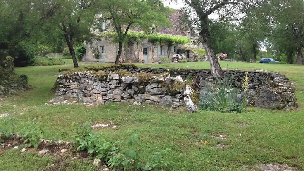 La maison vue de l'ancien abreuvoir (au premier plan)