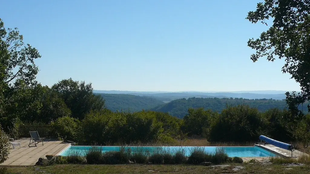 La piscine débordante, avec vue sur la vallée du Célé