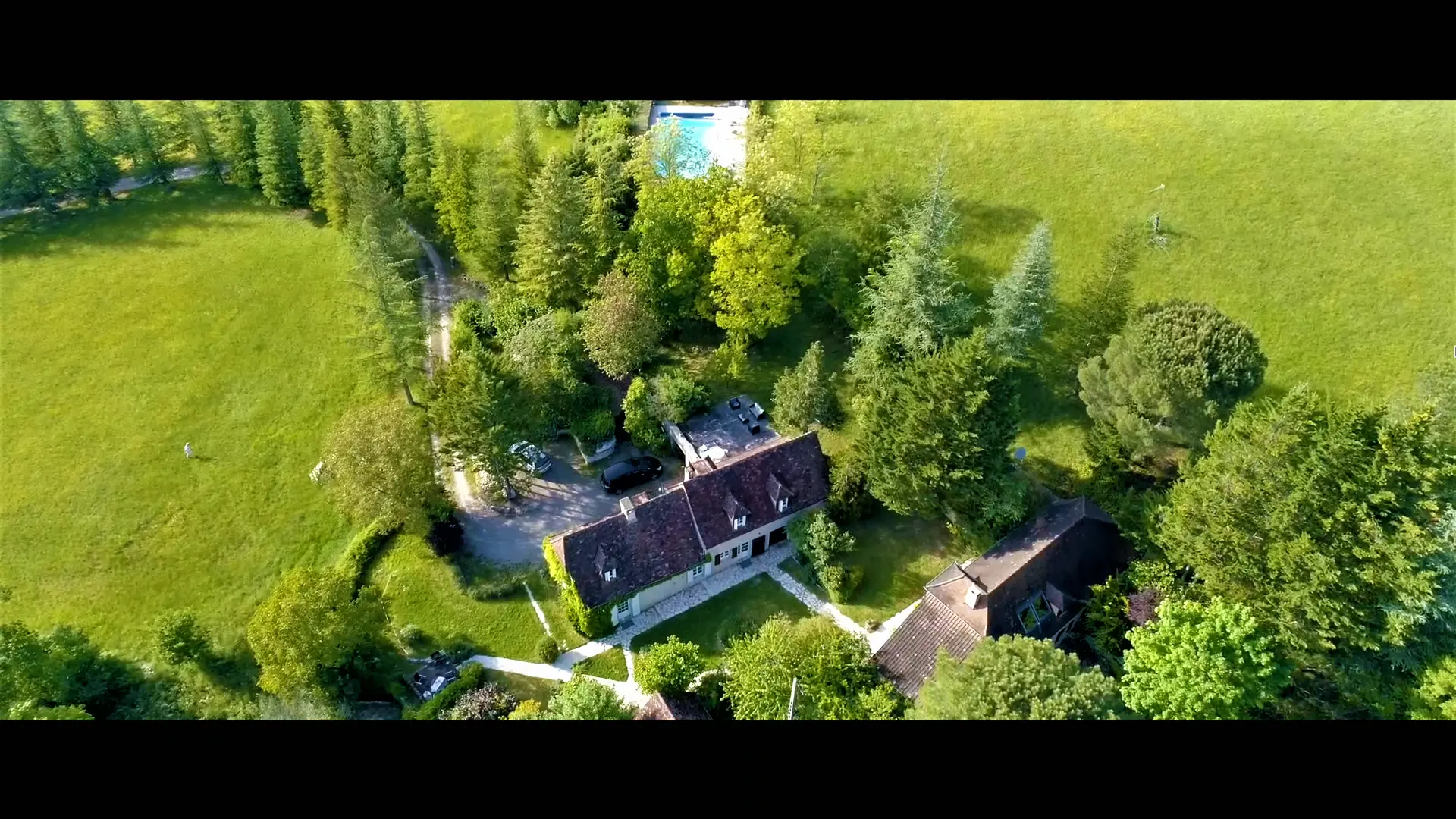 Vue aérienne Gites Coeur de Lot - propriété de 5ha de verdure et de pins