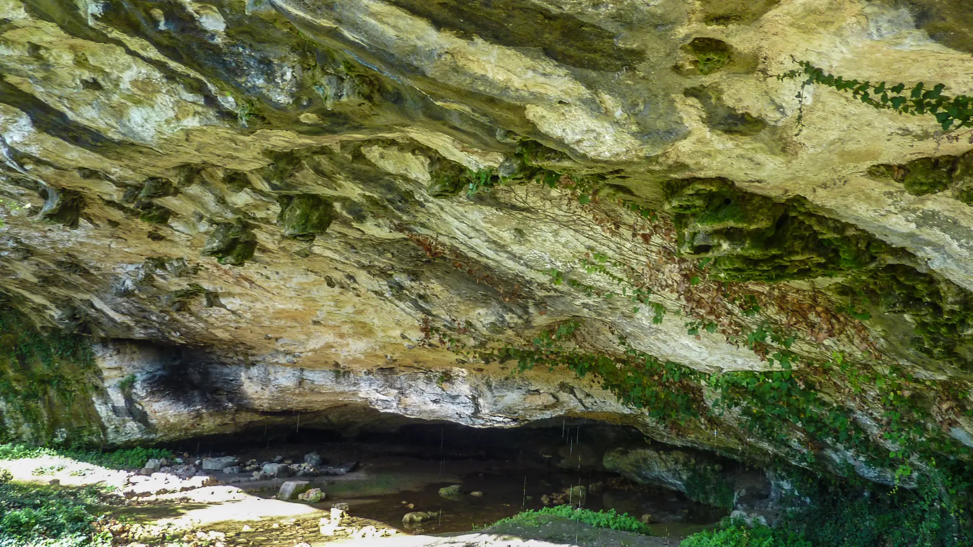Lacaunhe - Cavité creusée au pied du Roc Rouge © Lot Tourisme - C. Sanchez