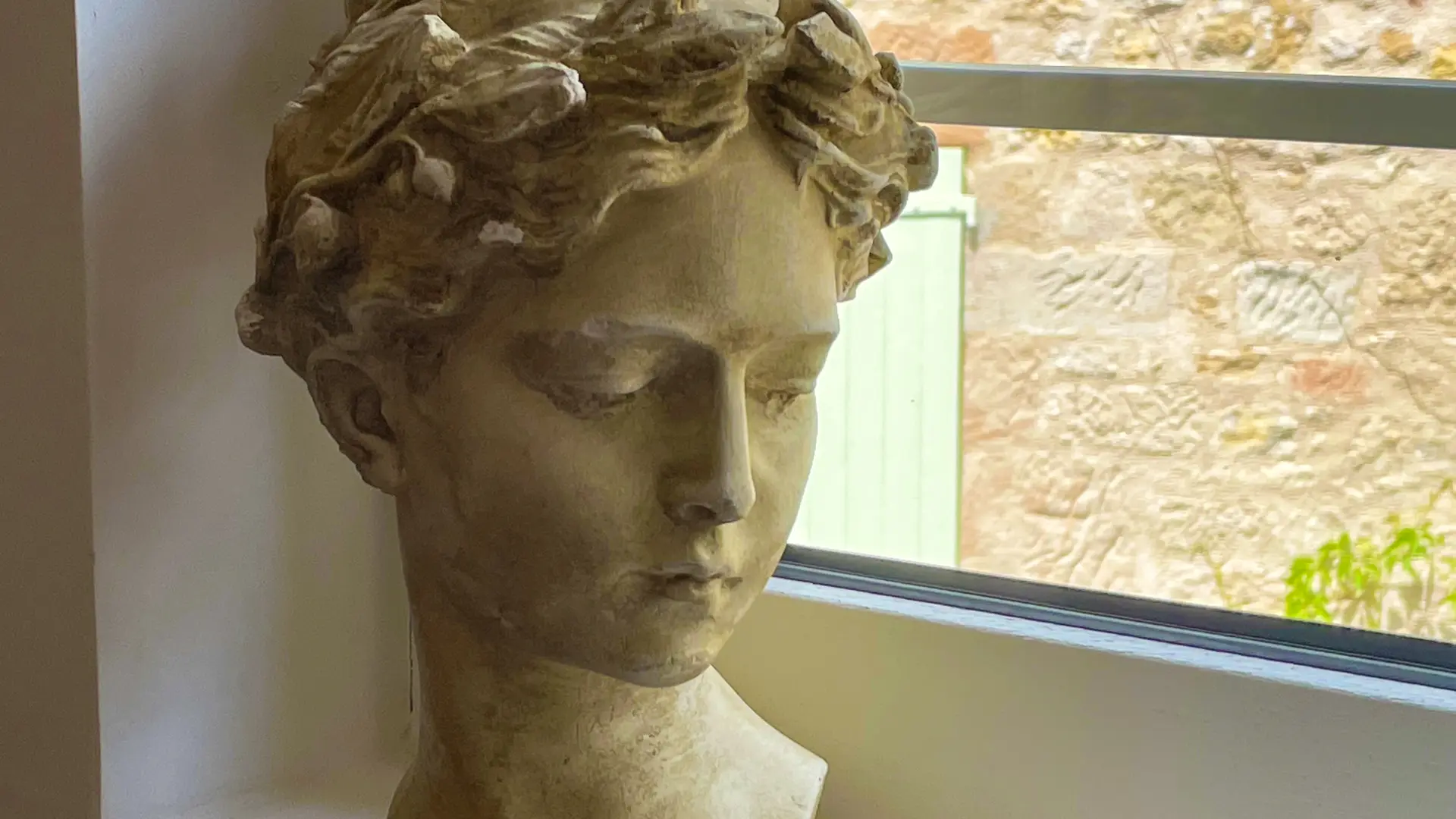 Une Femme à sa fenêtre