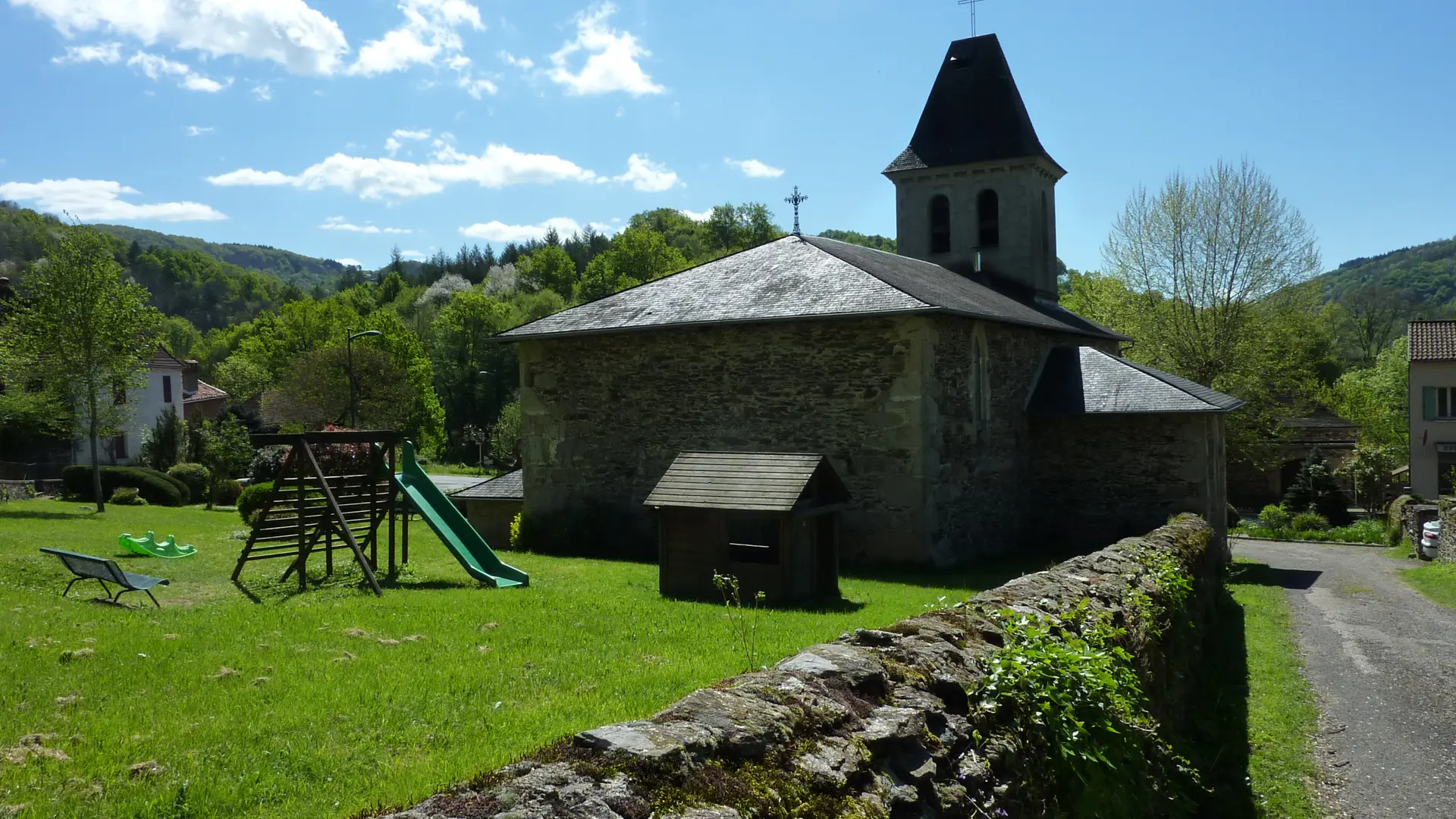 Latouille-Lentillac - Aire de jeux dans le jardin de l'église_01 © Lot Tourisme - C. Sanchez