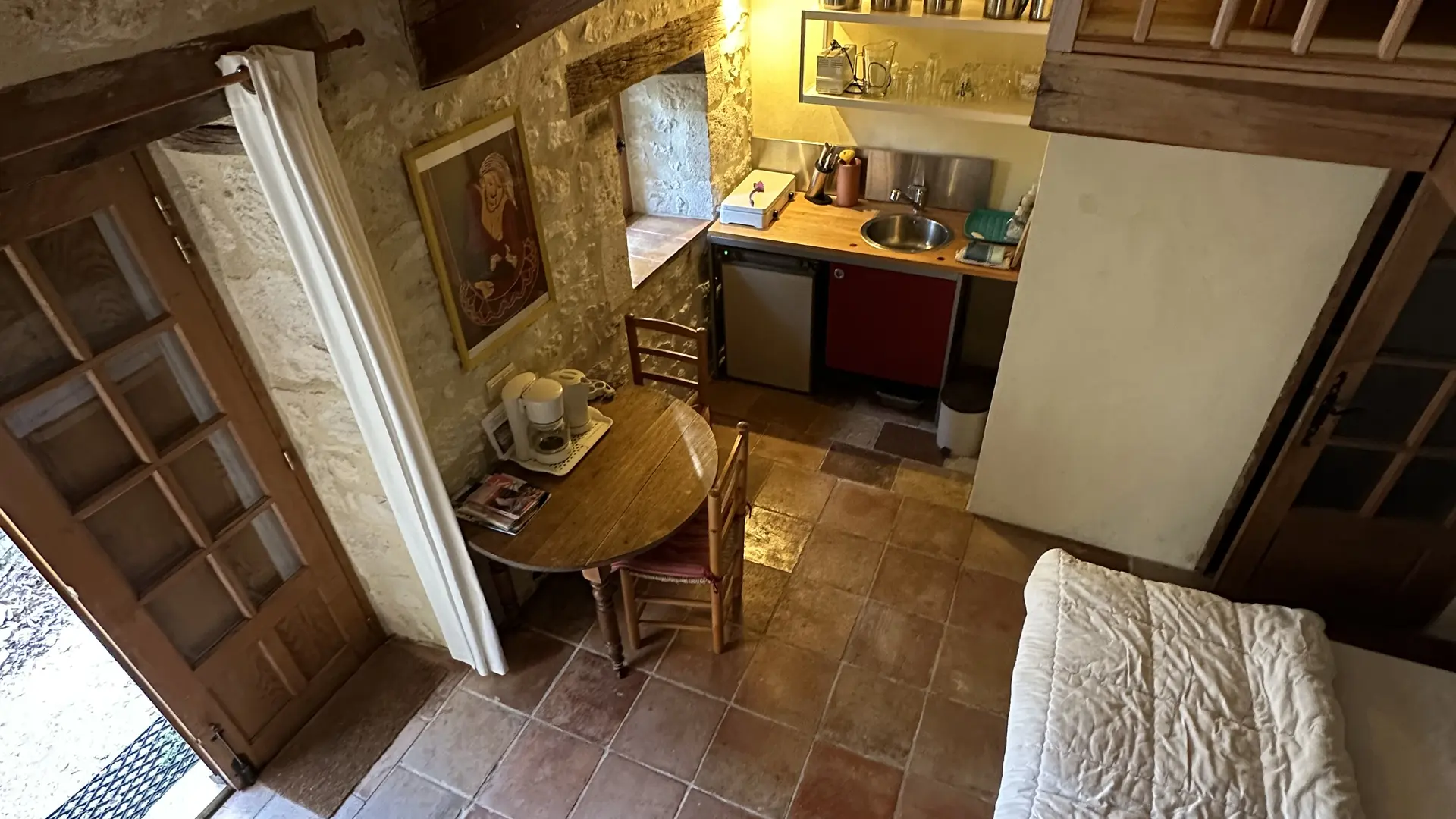 Lavendel - le coin cuisine et table, vu du mezzanine