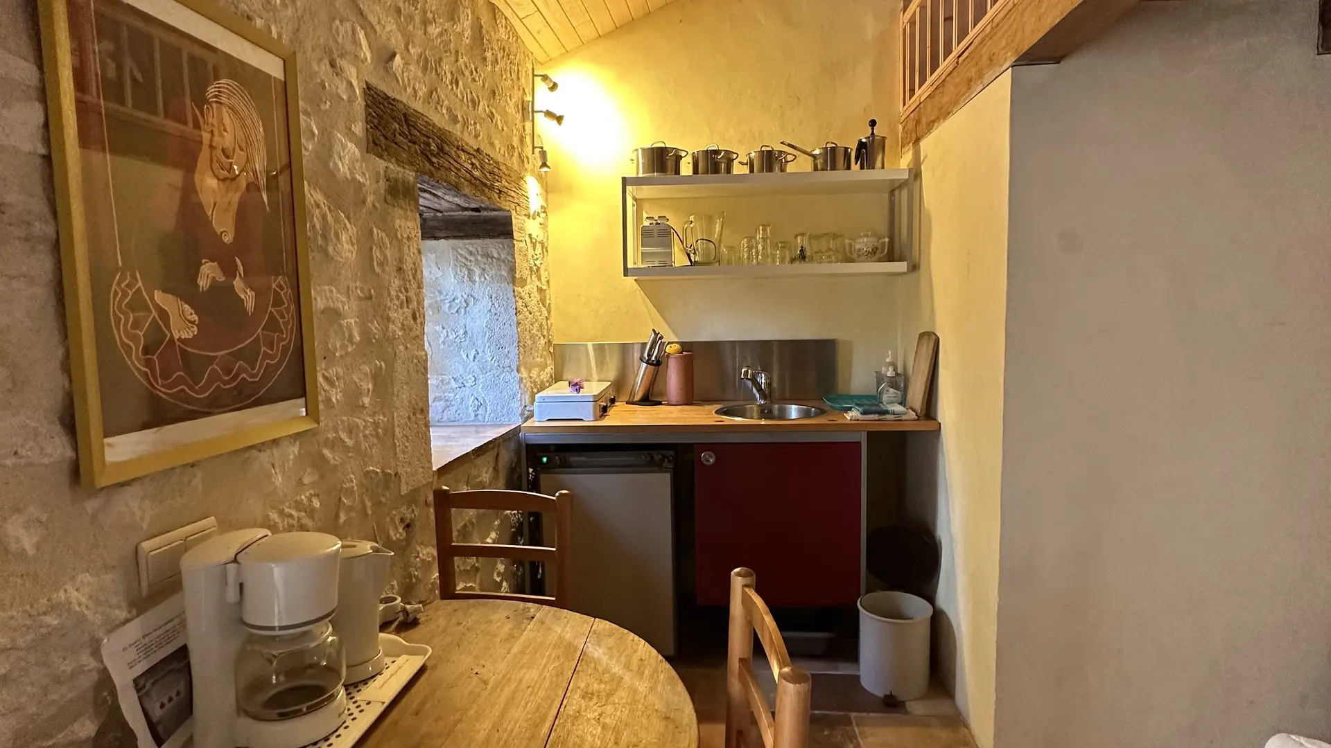 Lavendel rez-de-chaussée- coin cuisine et table