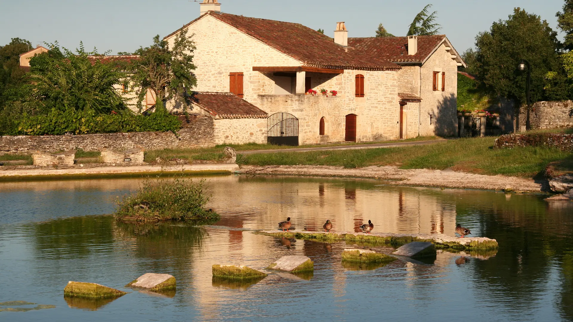 Aujols - Lavoir Papillon