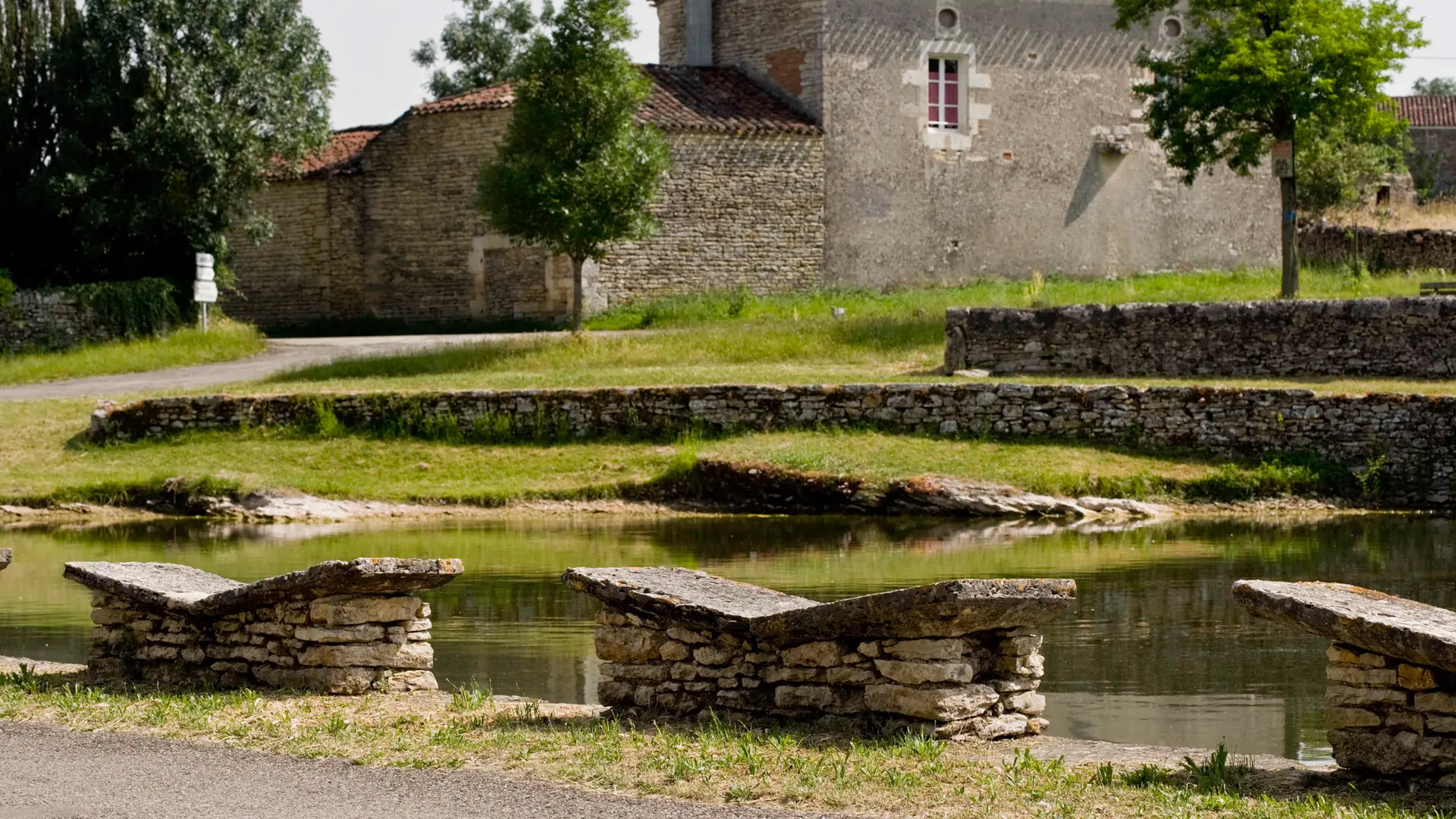 Aujols - Lavoir Papillon