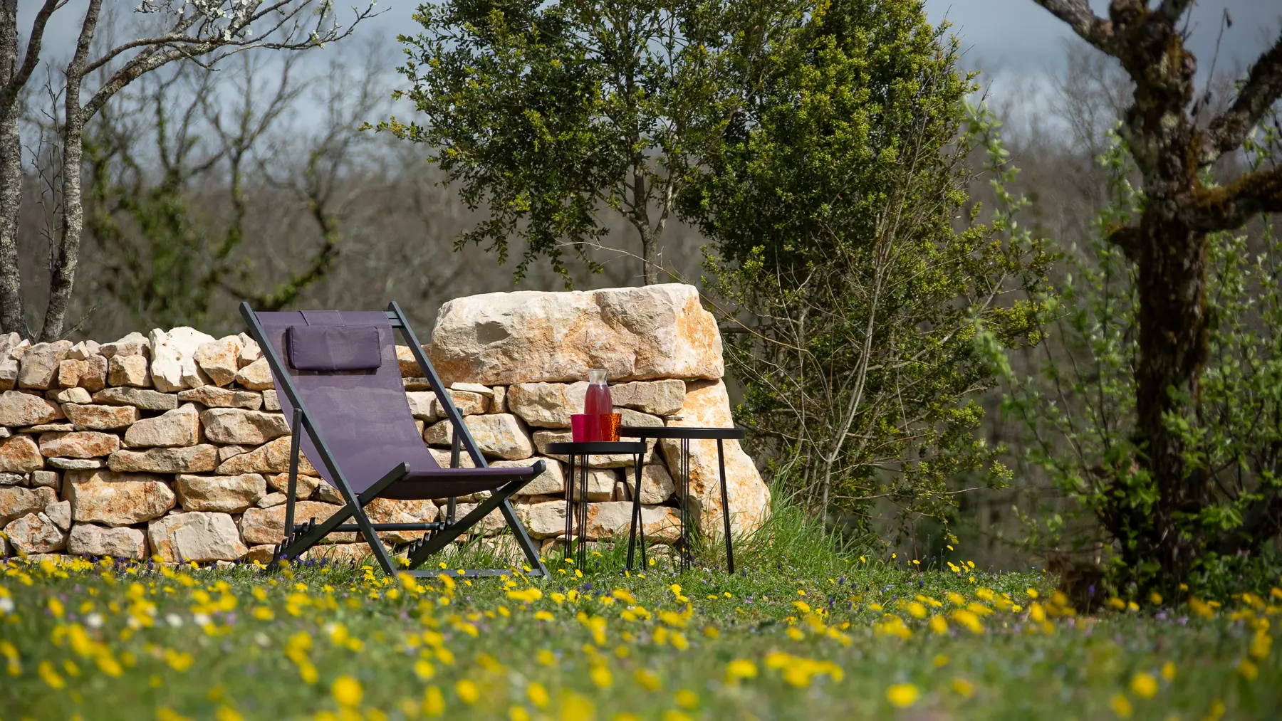 La détente près dans le petit jardin