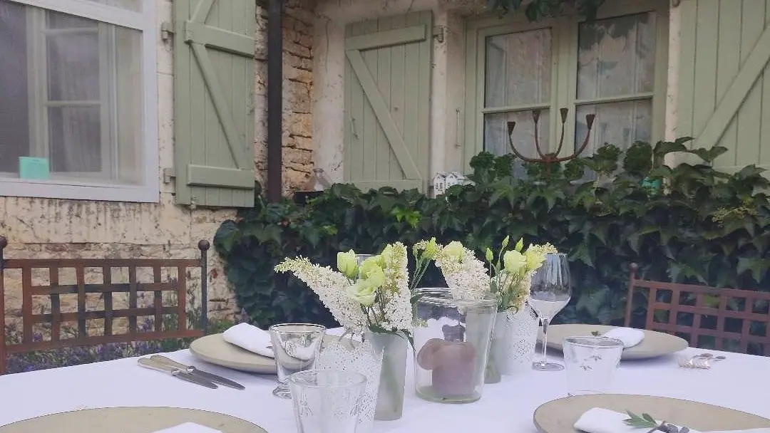 Dîner un soir d'été dans la cour