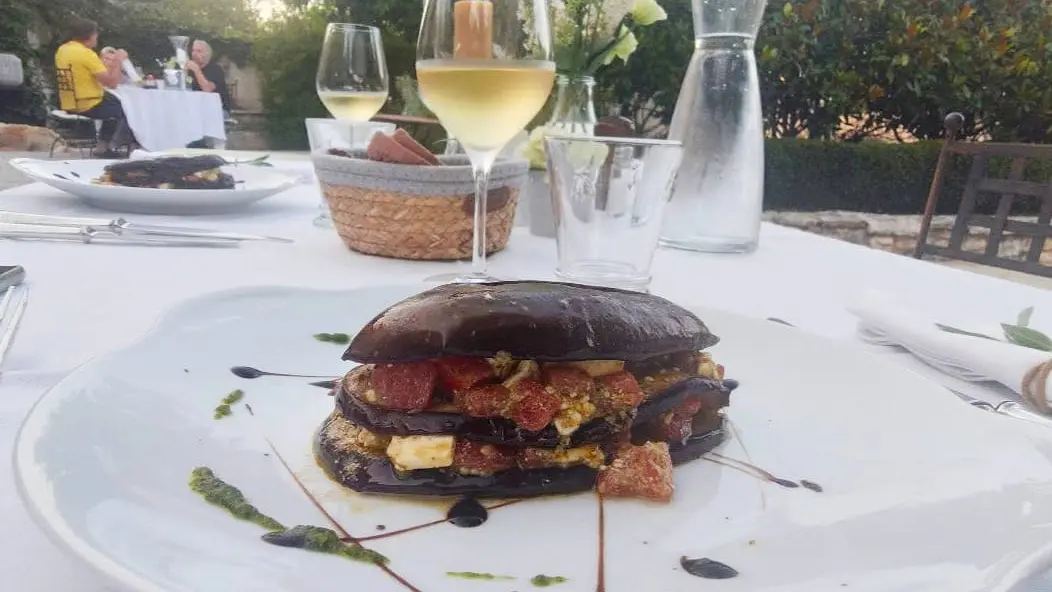Dîner un soir d'été dans la cour