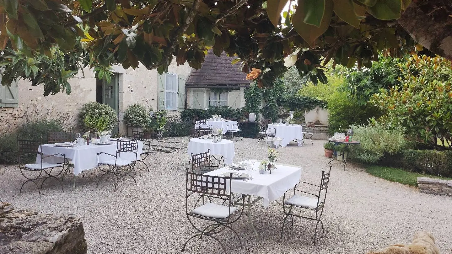 Dîner un soir d'été dans la cour