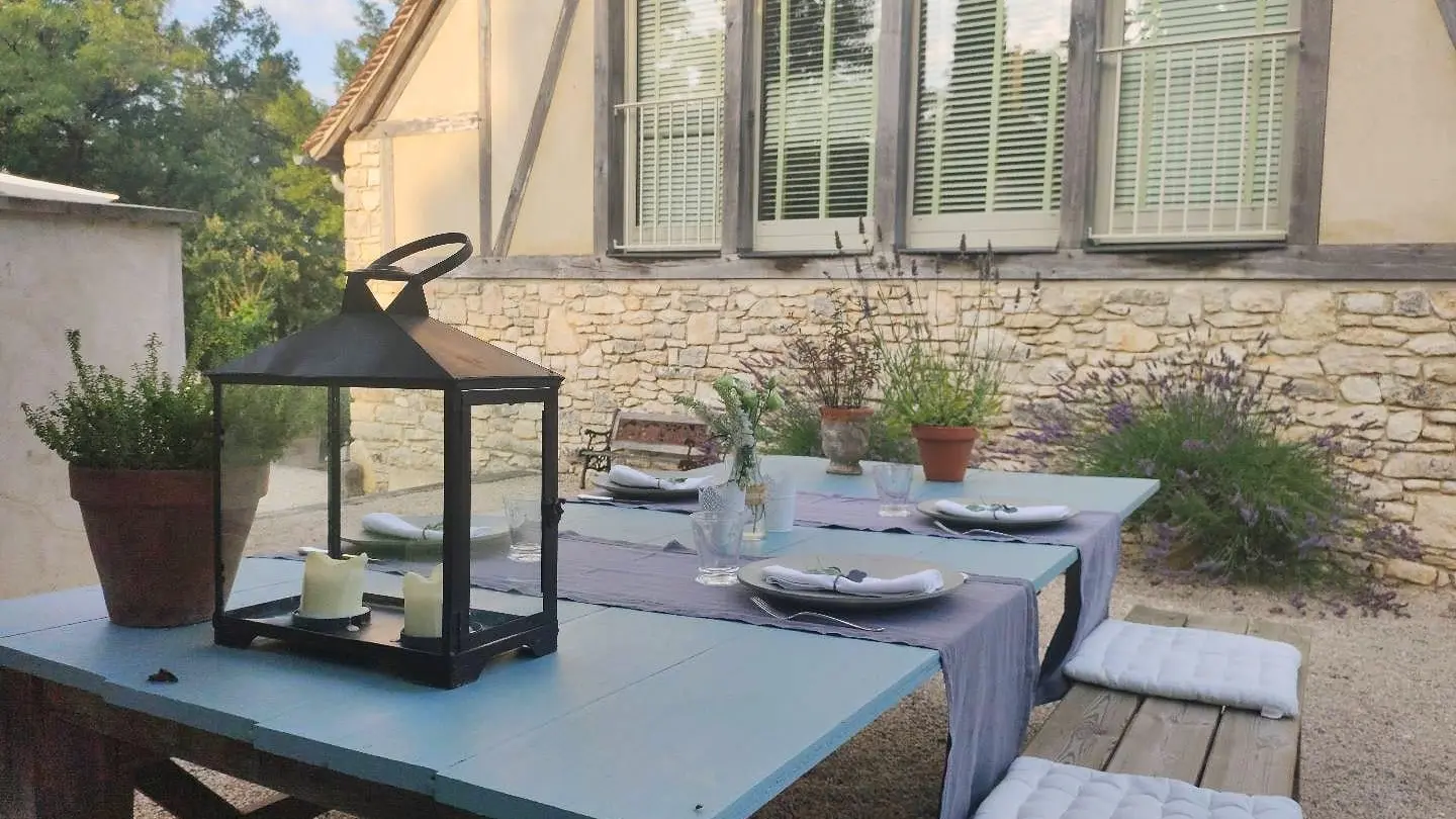 Dîner un soir d'été dans la cour