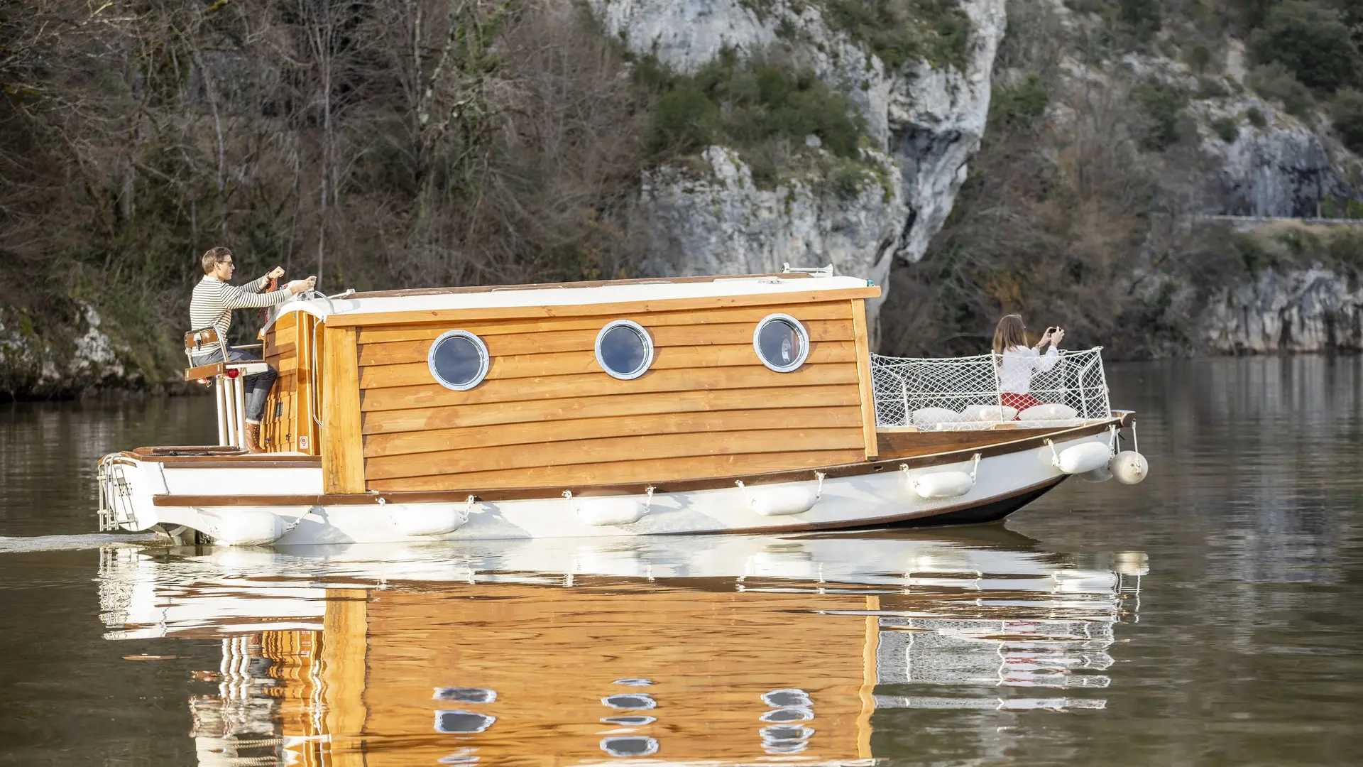 Le bateau-cabane devant le rocher