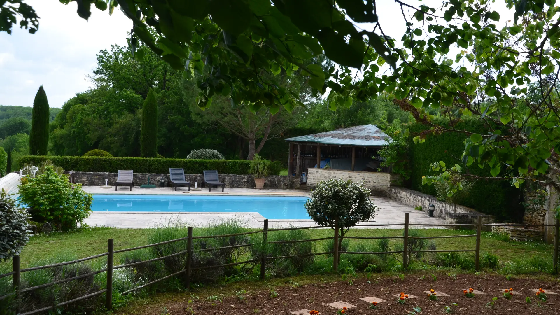 Le coin piscine et le potager