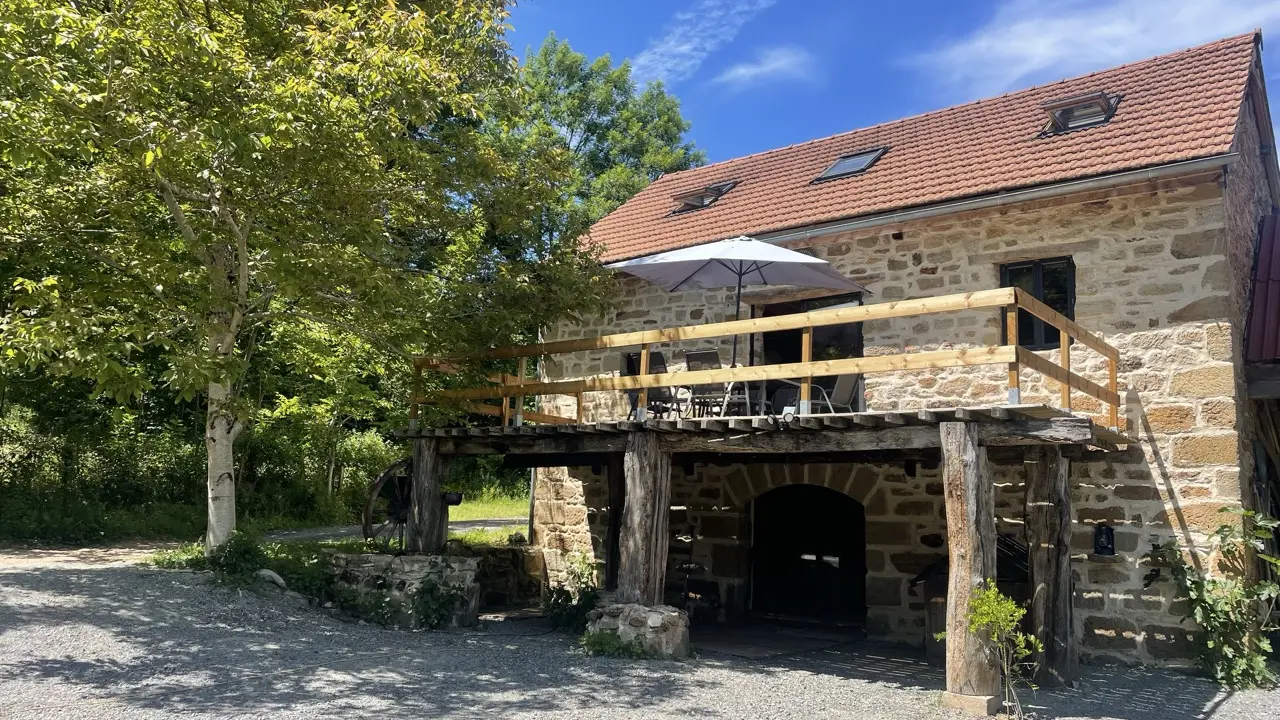 Le gîte dans son écrin de nature, à 80m de la rivière Lot.