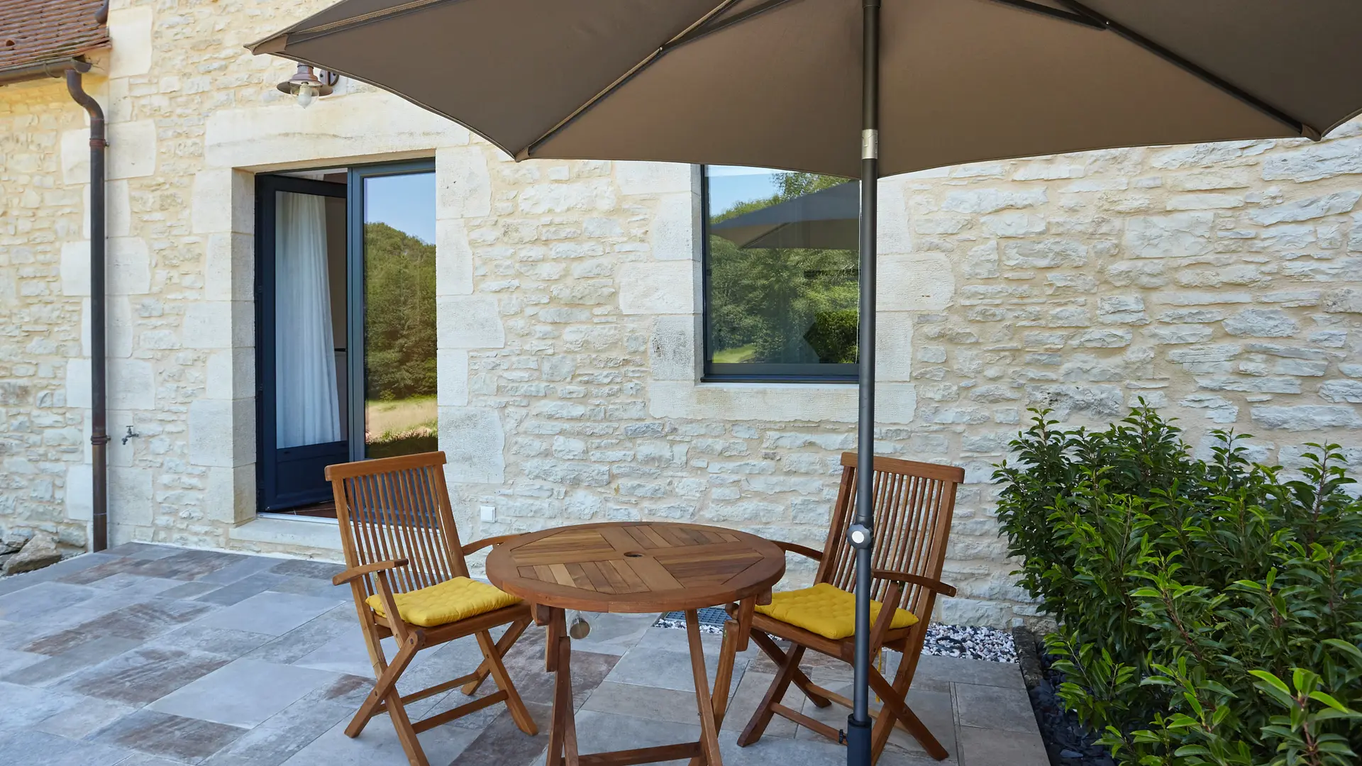 Terrasse privative chambre St -Exupéry avec matériel de jardin