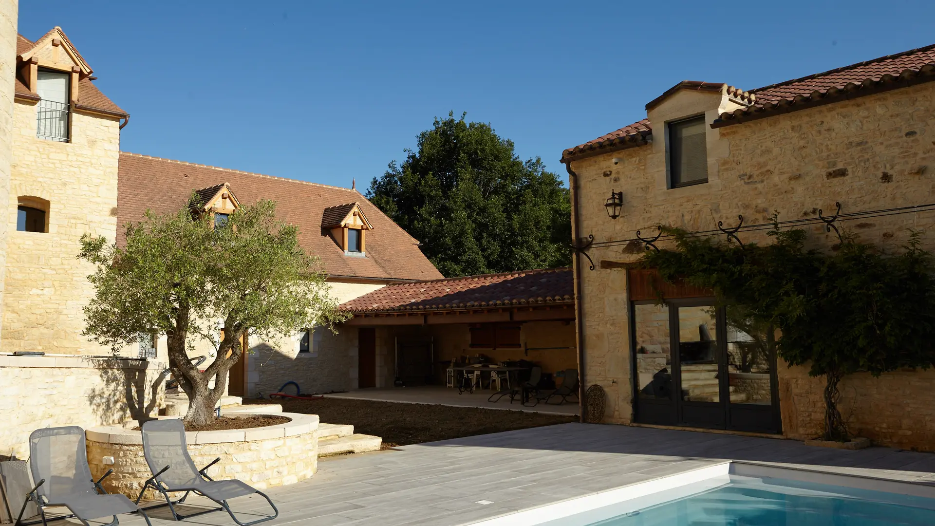 Cours intérieure avec piscine au sel, chauffée