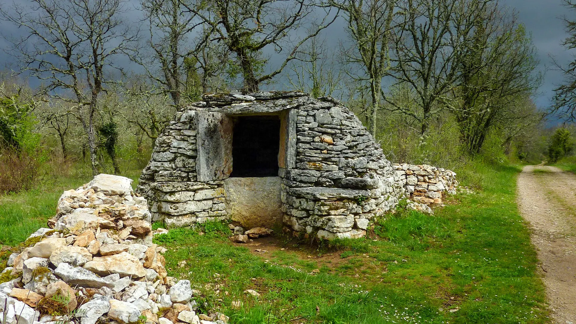 Les Bories Basses - Cazelle sur le sentier © Lot Tourisme - C. Sanchez