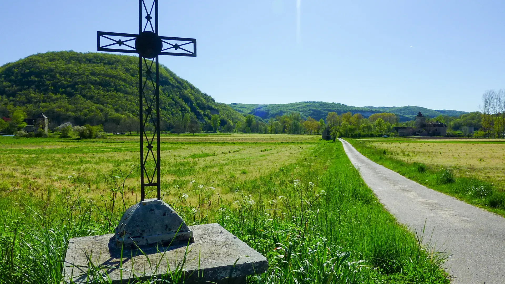 Les Granges - Un calvaire au milieu des champs © Lot Tourisme - C. Sanchez