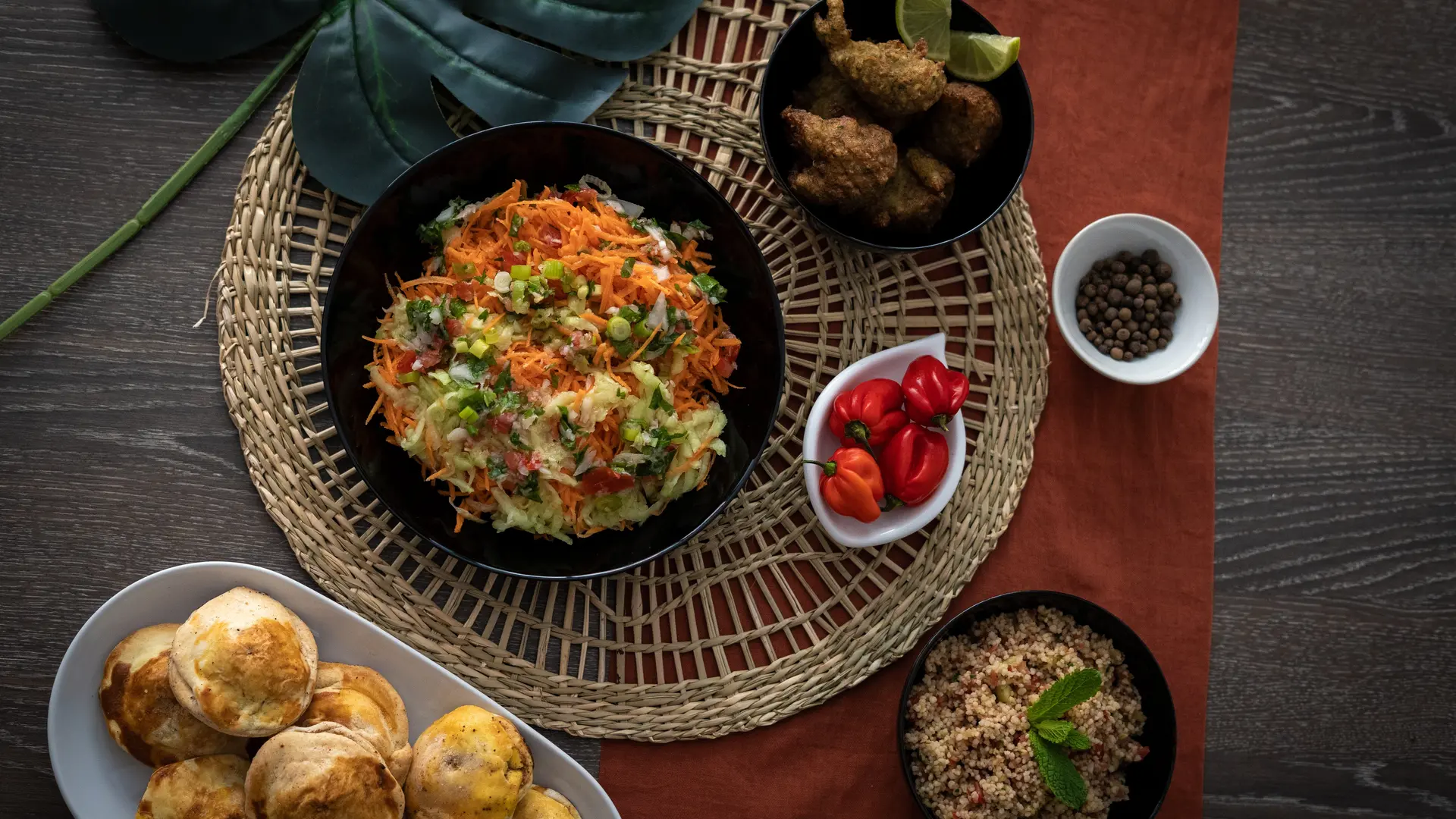 Salade crudités, taboulé et petits pâtés