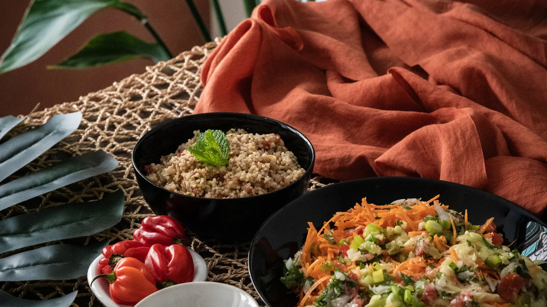 Salade crudités, taboulé, petits pâtés et accras