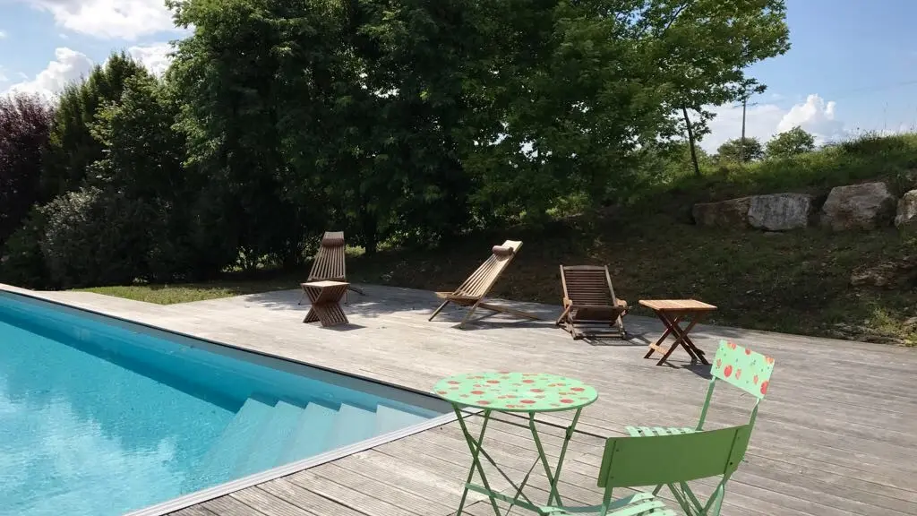 LocationVIGNAIS-Queyssac-les-Vignes_terrassePiscine