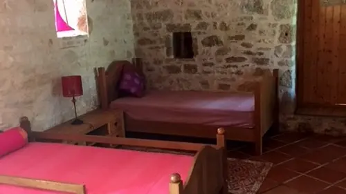LocationVIGNAIS-Queyssac-les-Vignes_chambre5