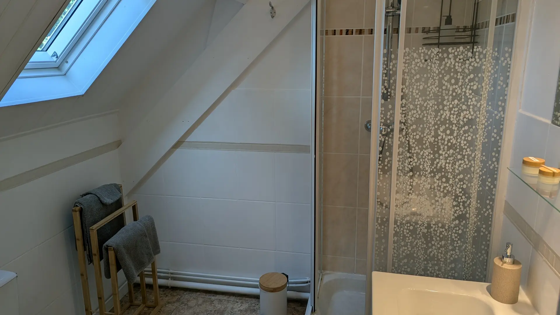 Lots of Nature bathroom 2