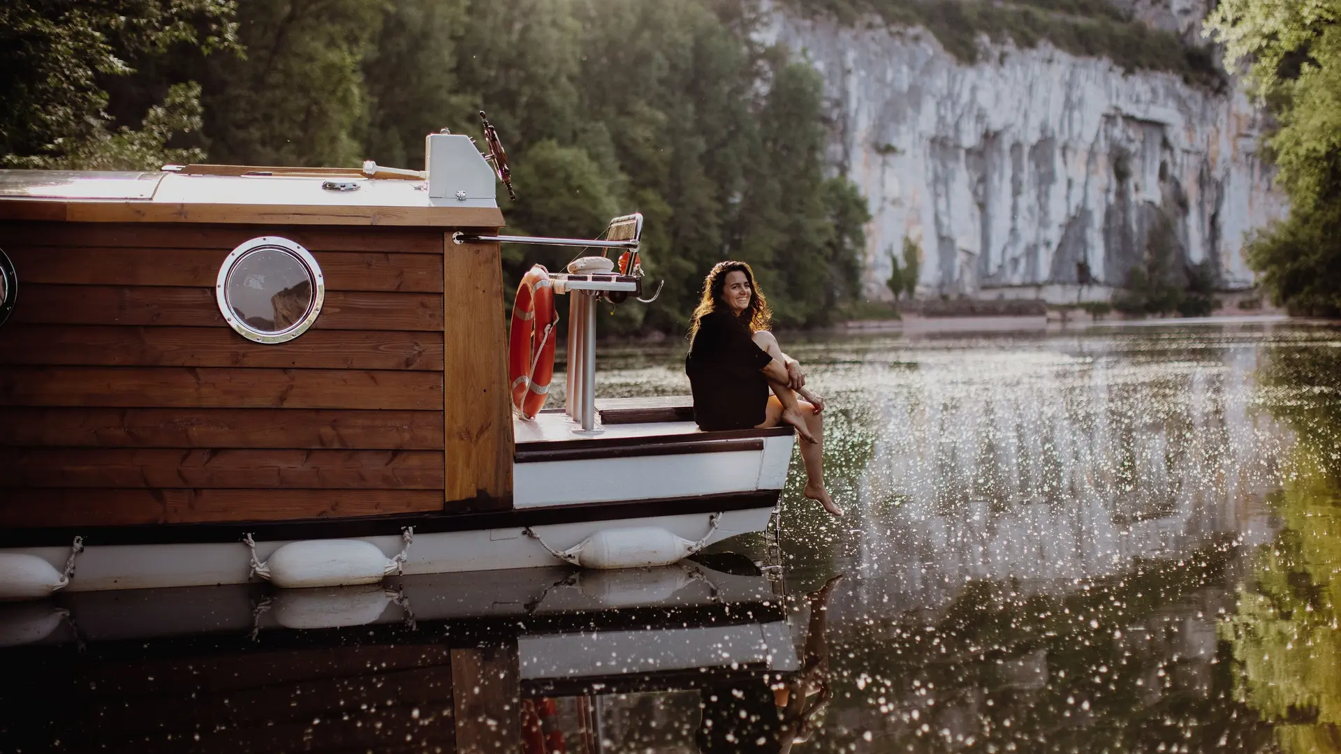 Sur le pont arriere du bateau-cabane