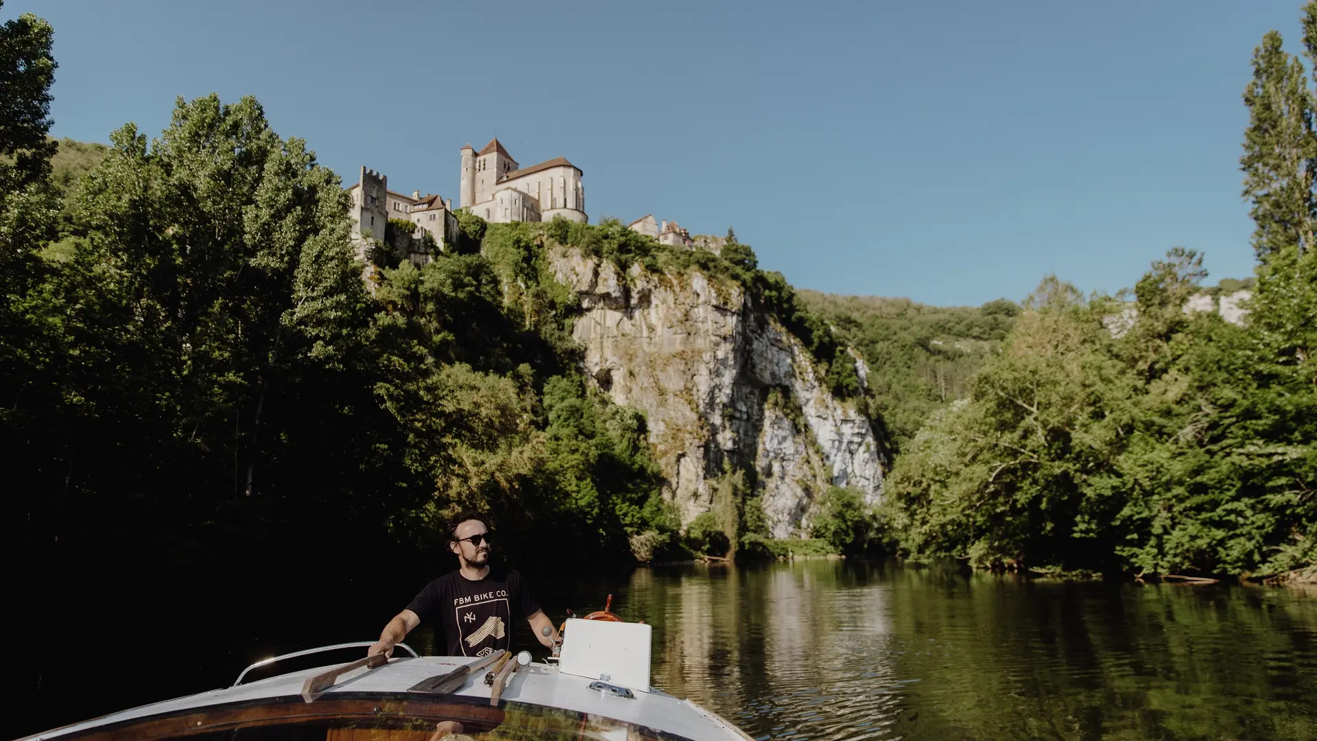 Sur le pont arrière du bateau-cabane