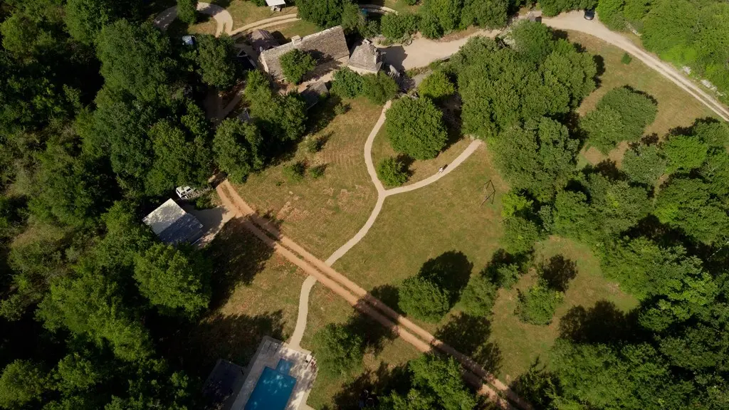 Piscine vue du ciel - cazelle mas de Tourel