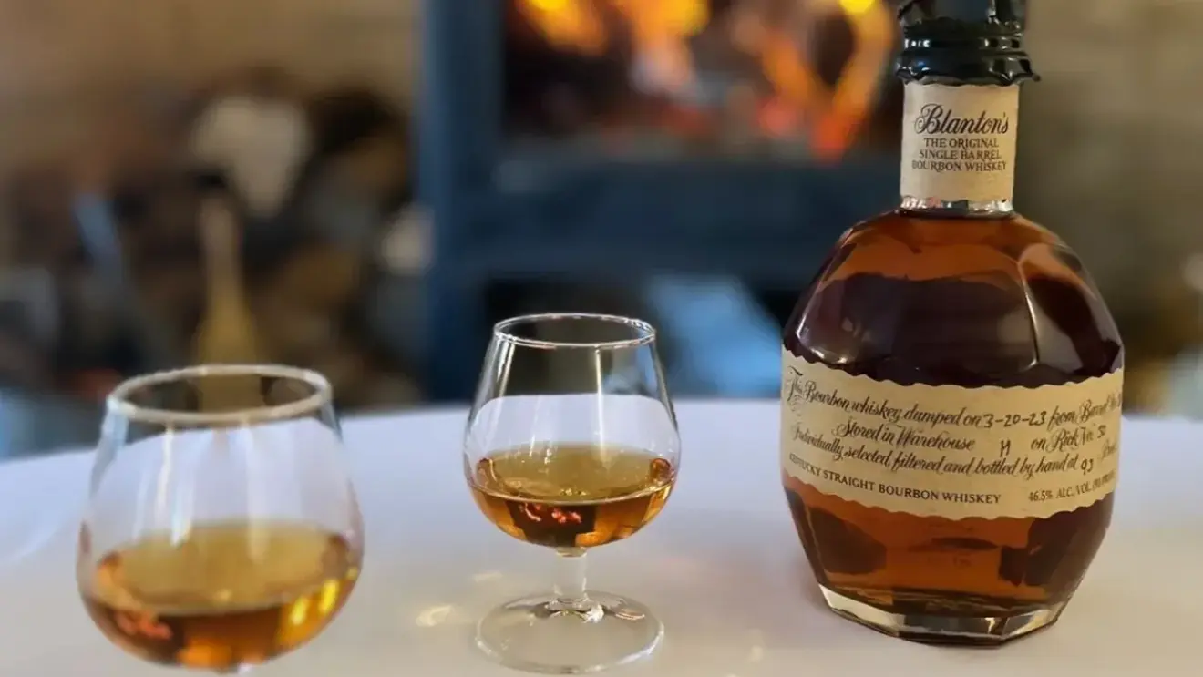 Moment chaleureux au coin du feu autour d’un bourbon