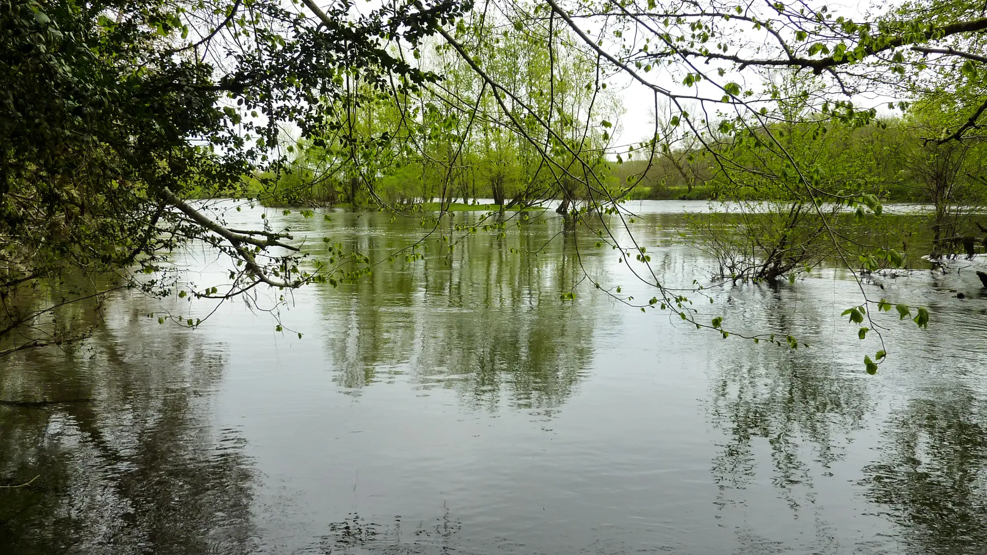 Monges - Passage sur les berges de la Dordogne © Lot Tourisme - C. Sanchez