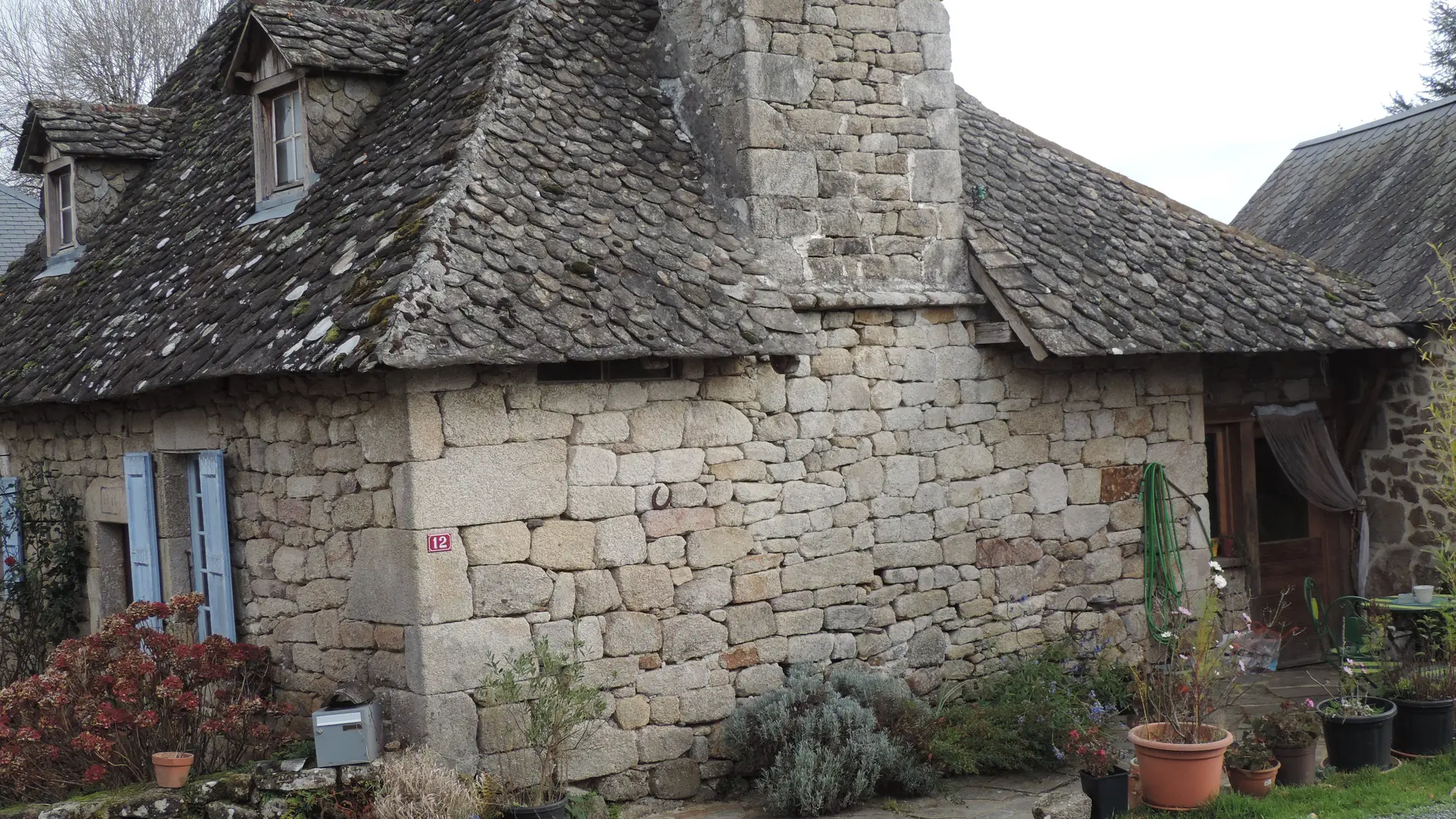 Murs en pierre et toit de lauzes