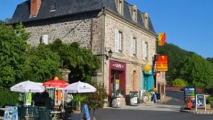 1lanteuil-correze-epicerie-bar-station-service-zeude-300x217